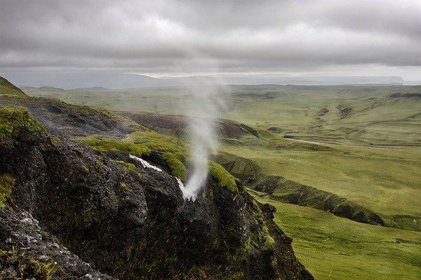 Thác chảy ngược ở Iceland: Chống lại lực hút trái đất, dòng thác này không chảy xuôi khiến nhiều người lầm tưởng rằng nước thực sự chảy lên trời.Nhưng thực chất, nước bị gió thổi mạnh làm nó chảy ngược lên phía trên. Các dòng thác chảy ngược độc đáo tương tự còn được tìm thấy ở Hawaii, Ireland và Anh quốc.